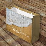 Sacola Para Presentes Grande Beach Sand Peace Joy Love Christmas<br><div class="desc">Adicione seu próprio texto a este saco de presentes de grande porte com cena de praia em ambos os lados. Areia da praia e imagem do surf oceânico,  o texto impresso branco pode ser para feriados ou qualquer outra ocasião. A amostra de texto é "Paz,  Joy e Amor".</div>