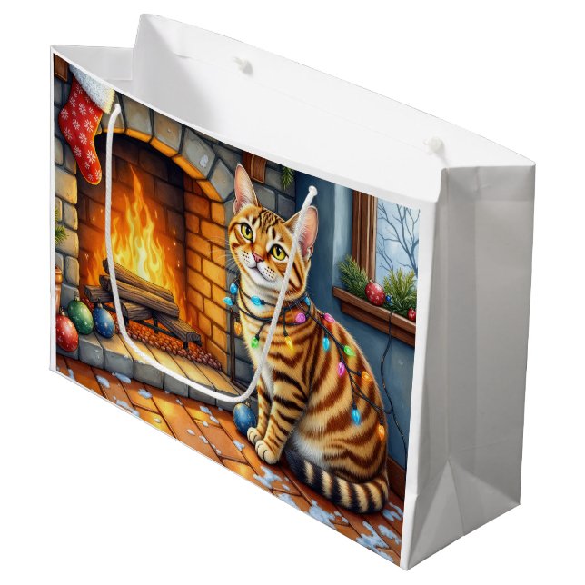 Sacola Para Presentes Grande Bengal Cat Fireplace with Christmas Lights (Frente inclinada)