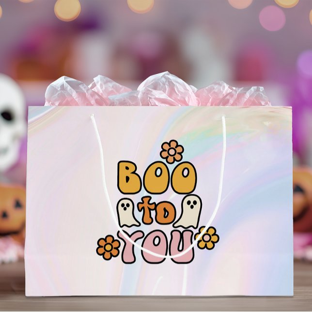 Sacola Para Presentes Grande Boo para você, bonitinho Halloween (Large pastel swirl Halloween gift bag with retro “Boo to You” text and daisy accents)