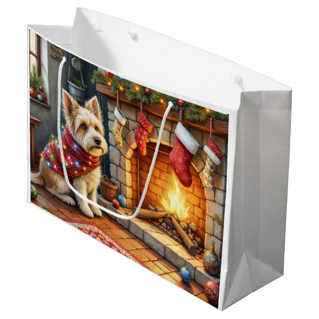 Sacola Para Presentes Grande Cairn Terrier Sitting Fireplace Christmas Lights (Frente inclinada)