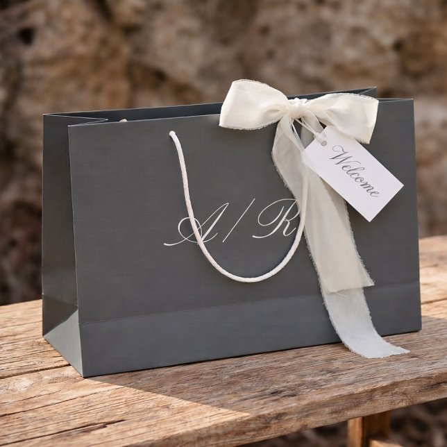 Sacola Para Presentes Grande Calligraphy Monogram Dark Grey Wedding Guest (Criador carregado)