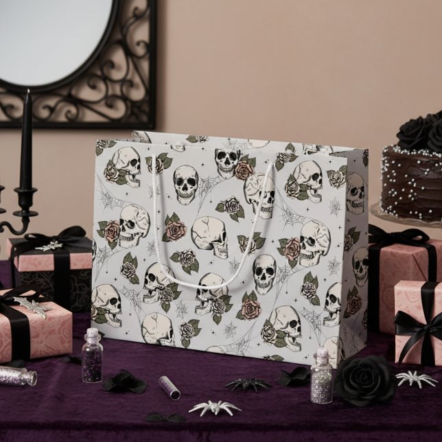 Sacola Para Presentes Grande Capacidades Góticas de Cinzas Leves e Rosas no Dia (Elegant Skull and Roses Gothic Halloween Gift Bags for Her. Gothic Chic Style. Floral Skulls Pattern)