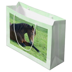 Sacola Para Presentes Grande Cavalo castanho bonito a vaiar na grama