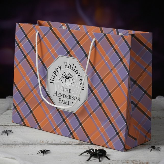 Sacola Para Presentes Grande Cavalo de Xadrez Negro, Roxo-Negro, Spooky-Laranja (Spooky Happy Halloween Gift Bags. Cute Orange Black Purple Plaid Pattern with Creepy Spider and Name)