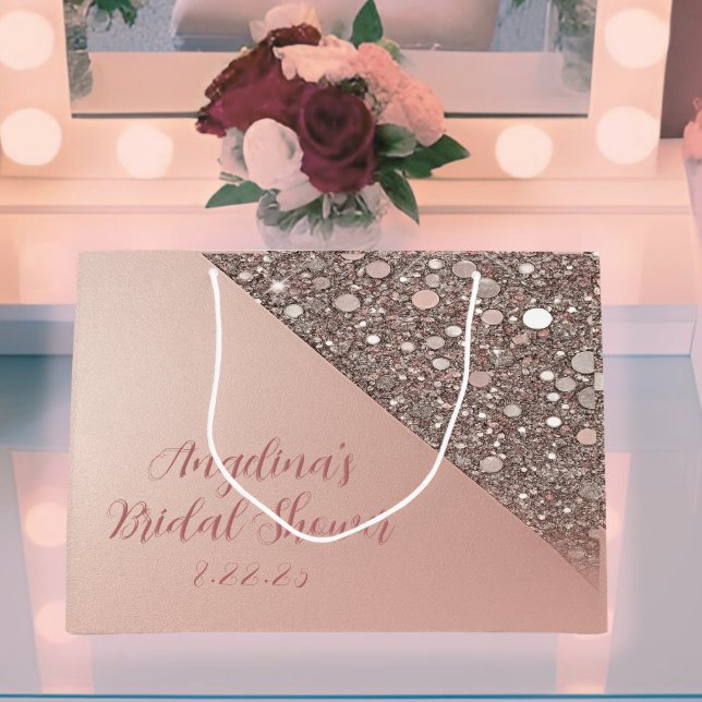 Sacola Para Presentes Grande Chá de Noiva Sofisticado em Dourado Rosa (Elegant rose gold bridal gift bag styled on a vanity with soft blush glow and custom event text.)