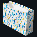 Sacola Para Presentes Grande Chanukah Candles Queimando Branco<br><div class="desc">Crie um belo presente Chanukah com este saco de presentes e papel de lenços.</div>