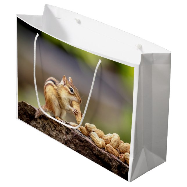 Sacola Para Presentes Grande Chipmunk comendo amendoim (Frente inclinada)