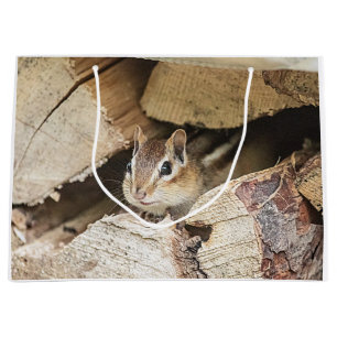 Sacola Para Presentes Grande Chipmunk numa pilha de madeira