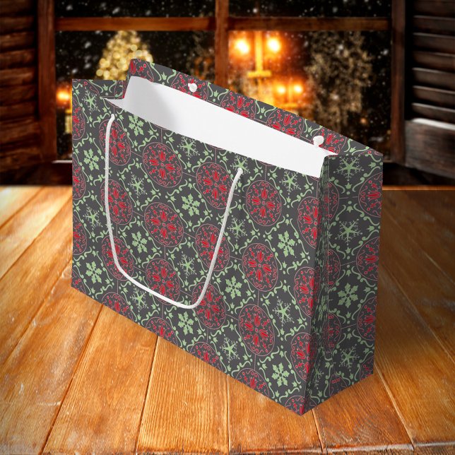 Sacola Para Presentes Grande Cinza Elegante Nórdica de Inverno Nórdico Trendy (Red and green snowflake pattern grey gift bag.)