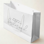 Sacola Para Presentes Grande Cinza Moderna - Bag de presentes<br><div class="desc">Saco de presente "Você será minha dama de Bridesmaid",  projetado por personalização,  para ofertas de propostas de damas de honra com design preto,  branco e cinza moderno.</div>