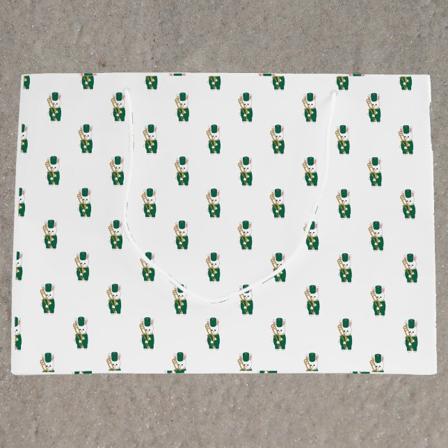 Sacola Para Presentes Grande Coelho da Banda Marcial Trombone Verde Dourado Pad (A gift bag with a pattern of rabbits holding a trombone in a green & gold marching band uniform.)