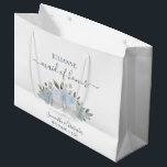 Sacola Para Presentes Grande Dusty Blue Watercolor Madrinha de casamento Floral<br><div class="desc">Esta bela sacola de presente foi projetada para a madrinha de casamento do seu casamento. Ele apresenta um belo design de som com um aglomerado de rosas azuis empoeirados e flores amarradas com um arco de cebola branca. Há espaço para o nome dela, os nomes do casal e a data...</div>