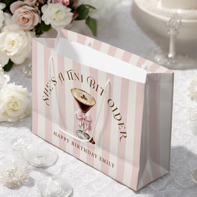 Sacola Para Presentes Grande Ela é um Aniversário do Tini Bit Older Espresso Ma (Criador carregado)