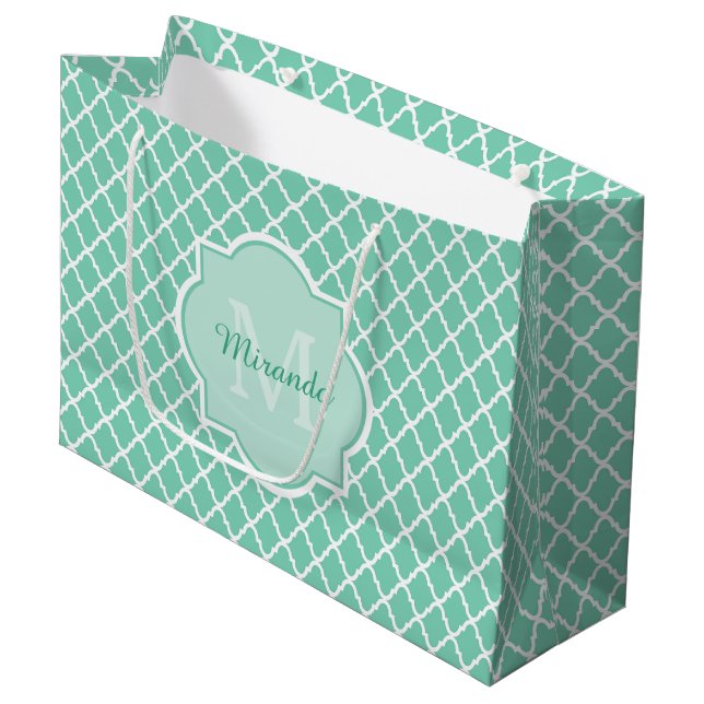 Sacola Para Presentes Grande Elegante Mint Green Quatrefoil Monograma Com Nome (Frente inclinada)