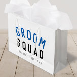 Sacola Para Presentes Grande Esquadrão do Groom | Na moda Solteiro Padrinho de<br><div class="desc">Uma bolsa de presente de arte elegante, simples e na moda, citou o "Groom Squad" com tipografia moderna e minimalista em preto e marinho azul, num estilo legal. O slogan, o nome e o papel podem ser facilmente personalizados com os nomes do seu esquadrão de noivos, por exemplo, noivo, melhor...</div>