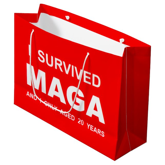 Sacola Para Presentes Grande Eu sobrevivi ao MAGA (Frente inclinada)