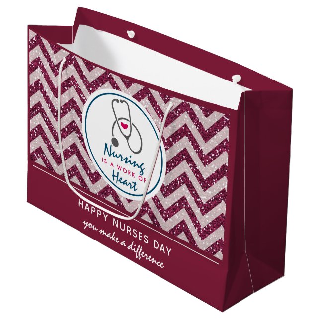 Sacola Para Presentes Grande Feliz Enfermeiro Stethoscope no Red Chevron (Frente inclinada)