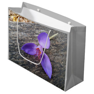 Sacola Para Presentes Grande Flor roxa num banco