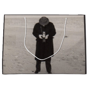 Sacola Para Presentes Grande Fotógrafo da década de 1940 na praia