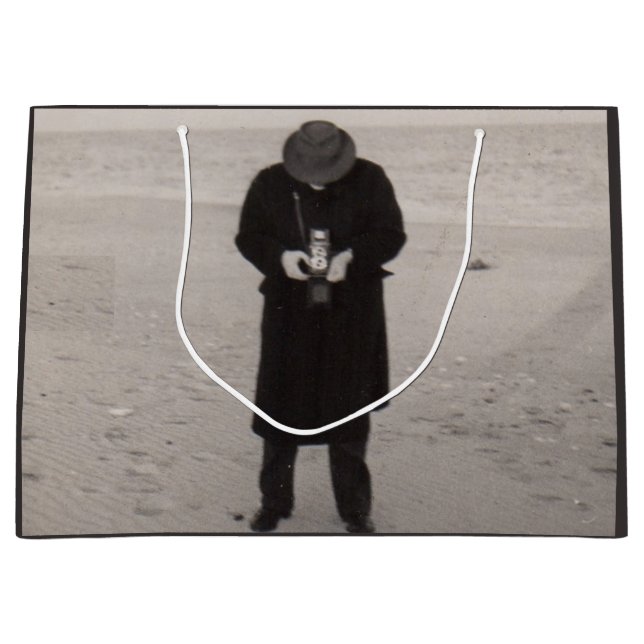 Sacola Para Presentes Grande Fotógrafo da década de 1940 na praia (Frente)