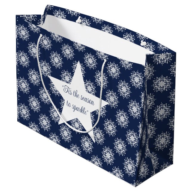Sacola Para Presentes Grande Frosty Snowflake Design on a Midnight Blue Sky (Verso inclinado)