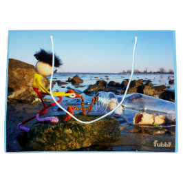 Sacola Para Presentes Grande Fubby met flessenpost aan de kust.