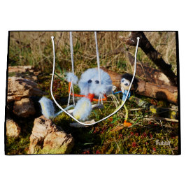 Sacola Para Presentes Grande Fubby monster op de schommel.