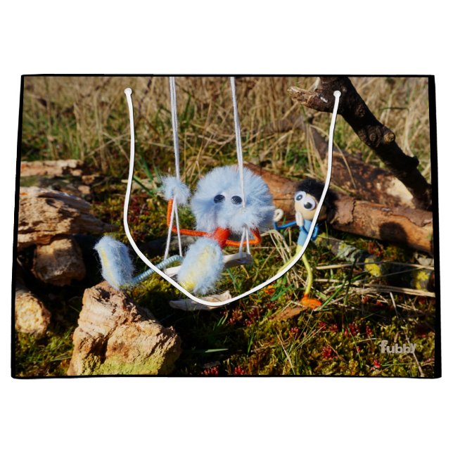 Sacola Para Presentes Grande Fubby monster op de schommel. (Frente)