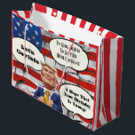 Sacola Para Presentes Grande Funny Trump Birthday<br><div class="desc">Uma bolsa de presente de aniversário engraçada com Trump dizendo,  "Eu vou precisar ver seu certificado de nascimento" "Vamos Covfefe" e por último,  mas não menos importante.."Eu espero que seu aniversário seja Yuuge" Faça seu presente se destacar e o receptor se divertir.</div>