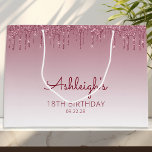 Sacola Para Presentes Grande Glitter Drip 18th Birthday Burgundy<br><div class="desc">Este saco de presente de festa de aniversário chic 18ª apresenta uma borda de lixo brilhante e burgundy e fundo ombre burgundy. Personalize-o com o seu nome em escrita manual,  juntamente com o seu aniversário e data abaixo.</div>