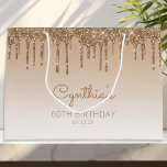 Sacola Para Presentes Grande Glitter Drip 60th Birthday Dourado<br><div class="desc">Esta sacola de presente de festa de aniversário chic 60th apresenta uma borda de luz brilhante e dourada e fundo ombre dourado. Personalize-o com o seu nome em escrita manual,  juntamente com o seu aniversário e data abaixo.</div>