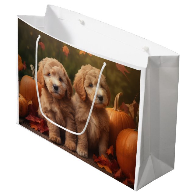Sacola Para Presentes Grande Goldendoodle Puppy Autumn Delight Pumpkin (Frente inclinada)