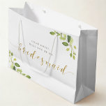 Sacola Para Presentes Grande Greenery e Dourada Bridesmaid Proposta Gift Bag<br><div class="desc">Saco de presente "Will You Be My Bridesmaid",  projetado por personalização,  para presentes de propostas de damas de honra que apresentam caligrafia dourada com design de água verde.</div>