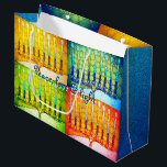 Sacola Para Presentes Grande Hanukkah 4 Menorahs Coloridos Luz do Amor pela Paz<br><div class="desc">"Paz, amor e luz." Uma ilustração de fotos aproximadas de 4 menoratas artísticas de cor clara (amarela, azul, verde e vermelha) o ajuda a lançar as férias de Chanucá. Sinta o calor e a alegria da temporada de festas sempre que você usa este saco de presentes de grande tamanho personalizado...</div>