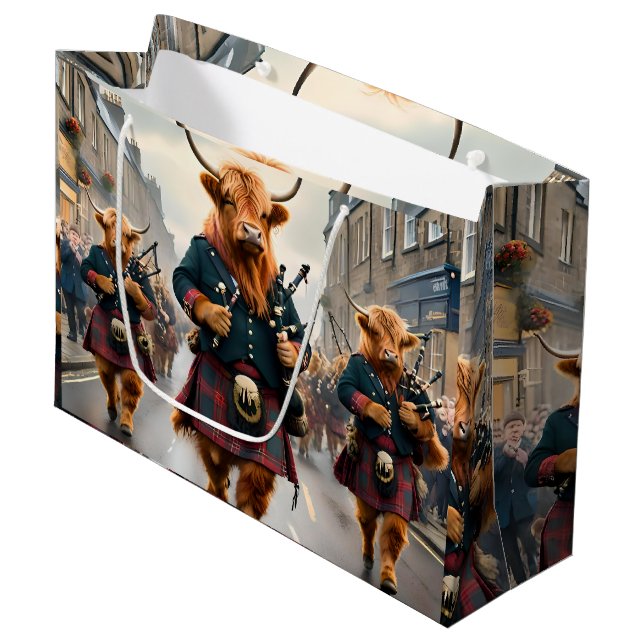 Sacola Para Presentes Grande Highland Harmony: Bagpipe Highland Cow Banda (Frente inclinada)