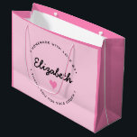 Sacola Para Presentes Grande Homemade de Coração Rosa com Amor Obrigado<br><div class="desc">Com amigos começando padarias e pequenos negócios, eles precisavam de sacos para presentes para suas embalagens e produtos cozidos. Este saco de presente personalizado é uma solução profissional para manter as coisas pessoais e modernas. modelo fácil de usar que você pode personalizar. Saco de presente de padeiro rosa, texto curvando...</div>