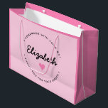 Sacola Para Presentes Grande Homemade de Coração Rosa com Amor Obrigado<br><div class="desc">Com amigos começando padarias e pequenos negócios, eles precisavam de sacos para presentes para suas embalagens e produtos cozidos. Este saco de presente personalizado é uma solução profissional para manter as coisas pessoais e modernas. modelo fácil de usar que você pode personalizar. Saco de presente de padeiro rosa, texto curvando...</div>
