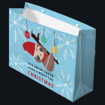 Sacola Para Presentes Grande Kawaii Sloth Christmas Punny Holiday Winter Cute<br><div class="desc">Saco de presente de Natal com o chapéu de Papais noeis de vestida de preguiça kawaii. O texto diz, "Está começando a parecer uma preguiça como o Natal". O fundo está em azul-céu com a ilustração branca do floco de neve. Projetada e ilustrada com amor por Kristine Lee Designs www.kristineleedesigns.com...</div>