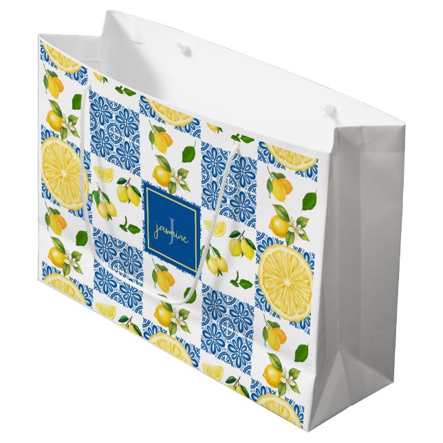 Sacola Para Presentes Grande Lemon Monogram Name French Country Tile Pattern (Frente inclinada)