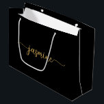 Sacola Para Presentes Grande Mínimo Script Feminino Monograma Preto e Dourado S<br><div class="desc">Saco de presente personalizado preto e dourado minimalista feminino com monograma de nome e assinatura em letra cursiva. Este design apresenta seu primeiro nome em uma linda tipografia de assinatura com cauda em estilo de letra manuscrita (ou caligrafia) sobre fundo preto e dourado. Estes são fáceis de personalizar. Esta bolsa...</div>