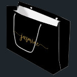Sacola Para Presentes Grande Monograma Feminino Preto Simples Minimalista em Do<br><div class="desc">Saco de presente personalizado com monograma simples e minimalista feminino em preto e dourado. Este design apresenta seu primeiro nome em uma linda tipografia de assinatura com estilo de letra manuscrita (ou caligrafia) em fundo preto e dourado. Estes são fáceis de personalizar. Esta bolsa de presente feminina é ótima para...</div>