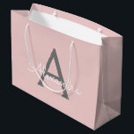 Sacola Para Presentes Grande Nome do Monograma da Rapariga da Cinza Rosa Escamo<br><div class="desc">Cor-de-rosa e Cinza Simples Nome do Monograma do Script Gift Bag. Isto faz o doce e perfeito presente de 16 anos,  casamento,  chá de panela,  aniversário,  chá de fraldas ou festa de solteira para alguém que ama luxo de glama e estilos quíticos.</div>