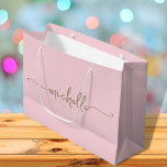 Sacola Para Presentes Grande Nome do Monograma Dourado do na moda - Script Cor-<br><div class="desc">Elegante Moderno Blush Rosa Delicado Glam Monograma Dourado Nome do Monograma Assinatura Script Personalização Bag de presentes personalizada. Este design com seu primeiro nome em um estilo bonito, escrito à mão, estilo swash tail, tipografia de assinatura (ou caligrafia) em ouro sobre fundo cor-de-rosa claro ou rosa-bebê. Estes são fáceis de...</div>