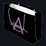 Sacola Para Presentes Grande Nome do Monograma Girly de Script Preto Roxo<br><div class="desc">Nome do Monograma Simples Preto e Roxo do Script Gift Bag. Isto faz o doce e perfeito presente de 16 anos,  casamento,  chá de panela,  aniversário,  chá de fraldas ou festa de solteira para alguém que ama luxo de glama e estilos quíticos.</div>