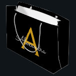 Sacola Para Presentes Grande Nome do Monograma Rapariga de Script Moderno Doura<br><div class="desc">Nome do Monograma Simples Preto e Dourado do Script Bag de Presente. Isto faz o doce e perfeito presente de 16 anos,  casamento,  chá de panela,  aniversário,  chá de fraldas ou festa de solteira para alguém que ama luxo de glama e estilos quíticos.</div>