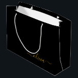 Sacola Para Presentes Grande Nome do Monograma Rapariga de Script Moderno Doura<br><div class="desc">Nome do Monograma Simples Preto e Dourado do Script Bag de Presente. Isto faz o doce e perfeito presente de 16 anos,  casamento,  chá de panela,  aniversário,  chá de fraldas ou festa de solteira para alguém que ama luxo de glama e estilos quíticos.</div>