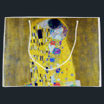 Sacola Para Presentes Grande O Beijo, Gustav Klimt<br><div class="desc">Gustav Klimt (14 de julho de 1862 - 6 de fevereiro de 1918) era um pintor simbólico austríaco e um dos membros mais destacados do movimento Viena Secessão. Klimt é notado por suas pinturas, murais, esboços, e outros objetos de arte. Além de suas obras figurativas, que incluem alegorias e retratos,...</div>