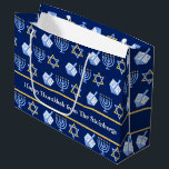 Sacola Para Presentes Grande Padrão Personalizado de Chanucá Azul Menorah Dreid<br><div class="desc">Linda bolsa de presentes personalizada do Chanucá,  em azul bonito,  com um padrão legal de estrela judaica,  sonho para jogos divertidos de Chanukah,  e a menorah judia para o feriado. Sacos de presentes personalizados para Hanukah.</div>