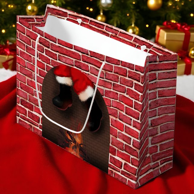 Sacola Para Presentes Grande Papais noeis Presos no Natal Engraçado da Chaminé (Funny Christmas gift bag with Santa stuck in chimney design and festive brick fireplace print.)