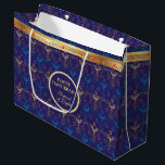 Sacola Para Presentes Grande Primeira Vela do Festival das Luzes de Hanukkah<br><div class="desc">Primeira Vela de Hanukkah. Feliz Festival de Chanucá de Festas de Luzes Gift Bag Belty Cartão de Férias Judaico. Lindo fundo de Chanukah, Feriado Judaico, com símbolos decorativos tradicionais de Chanukah - sonhos de madeira (rodando), rosquinhas, hanukkiah menorah, velas, estrela de David e luzes brilhantes - padrão azul de marinho...</div>